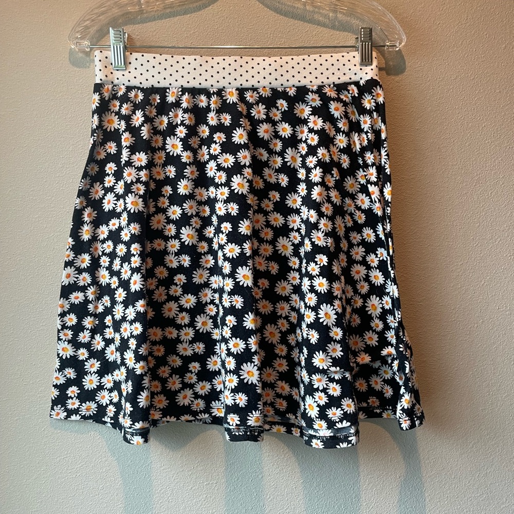 Xhilaration . Size M. Above the knee daisy skirt.